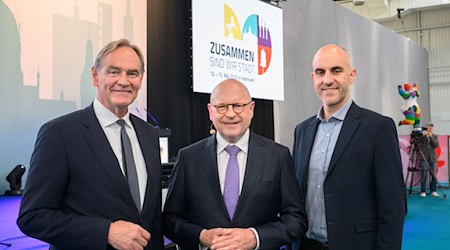 Lipšćanski wyši měšćanosta Burkhard Jung (nalěwo) a jeho hamtskaj kolegaj Markus Lewe z Münstera (srjedźa) a Belit Onay z Hannovera (naprawo) stejitaj.  / Foto: Julian Stratenschulte/dpa