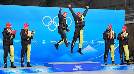 Торстен Маргіс (4 зліва) переходить до команди Йоганнеса Лохнера (ліворуч), а потім змагається із золотим призером Франческо Фрідріхом / Фото: Міхаель Каппелер/dpa