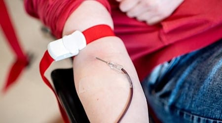 Blood donations quickly become scarce during the vacation season. (Archive image) / Photo: Hauke-Christian Dittrich/dpa