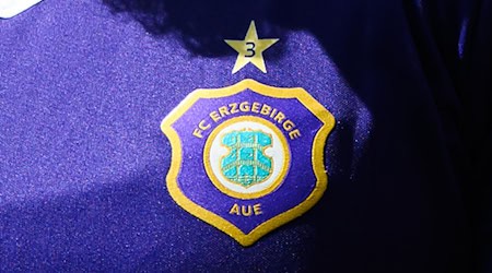 На молодіжному матчі футбольного клубу "Ерцгебірге Ауе" спалахнули глядацькі заворушення. / Фото: Robert Michael/dpa