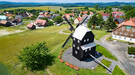 The trestle windmill on the Pfarrberg in Kottmarsdorf / Photo: Robert Michael/dpa