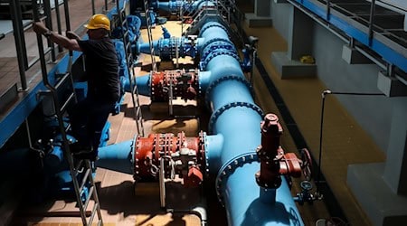 Según un estudio, en los próximos 20 años habrá que invertir 34.600 millones de euros en el suministro de agua y aguas residuales en Sajonia. (Imagen de archivo) / Foto: Jan Woitas/dpa