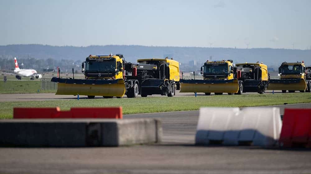 Self-driving snow plows - here during a test in Stuttgart - will be tested again at Leipzig/Halle Airport from Monday. (Archive photo) / Photo: Marijan Murat/dpa