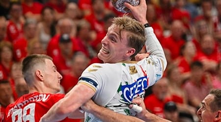Gisli Kristjansson (r) is still waiting for a diagnosis after his shoulder injury. / Photo: Tamas Vasvari/MTI/AP/dpa